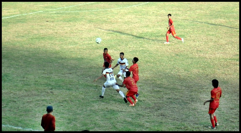 Pemain PSKB dan Batang Anai saat duel perebutan bola. Laga antara PSKB dan Batang Anai berakhir 0-1 untuk keunggulan Batang Anai, Kamis (18/11/2021)